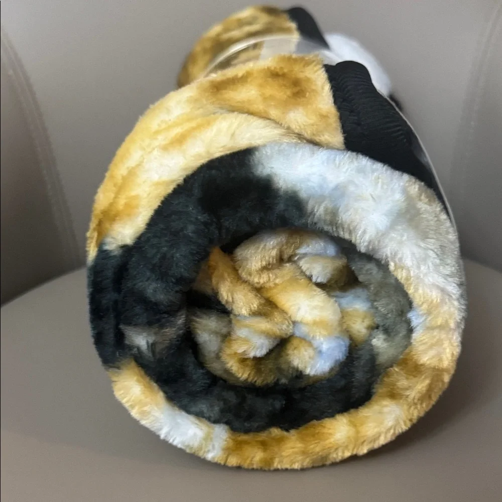 Plush Throw Blanket - Black and Gold
